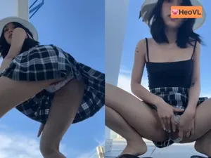 Em người yêu dâm đi đi giã ngoại nhưng cũng không quên quay clip show hàng cho fans xem