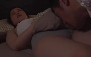 3 ngày chồng yêu đi công chuyện, cô vợ ở nhà nữa đêm bị bố ông xã mò vào phòng