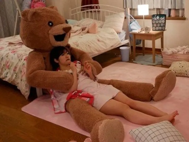 Chú bạn gái nhồi bông và em học sinh nữ ngây thơ