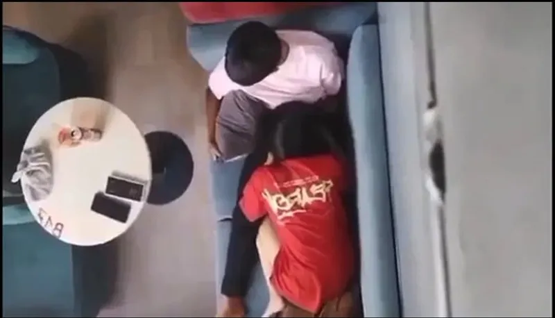 Quay lén con ghệ liếm bú cho người tình nơi công cộng