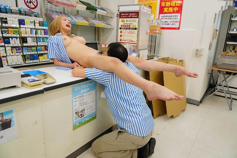 Anh quản lý tống tình cô bé ngổ ngáo của chủ cửa hàng tiện lợi